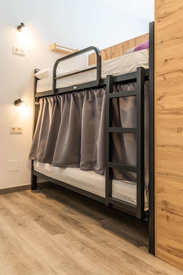 Four Rooms Hostel ลูโก ภายนอก รูปภาพ