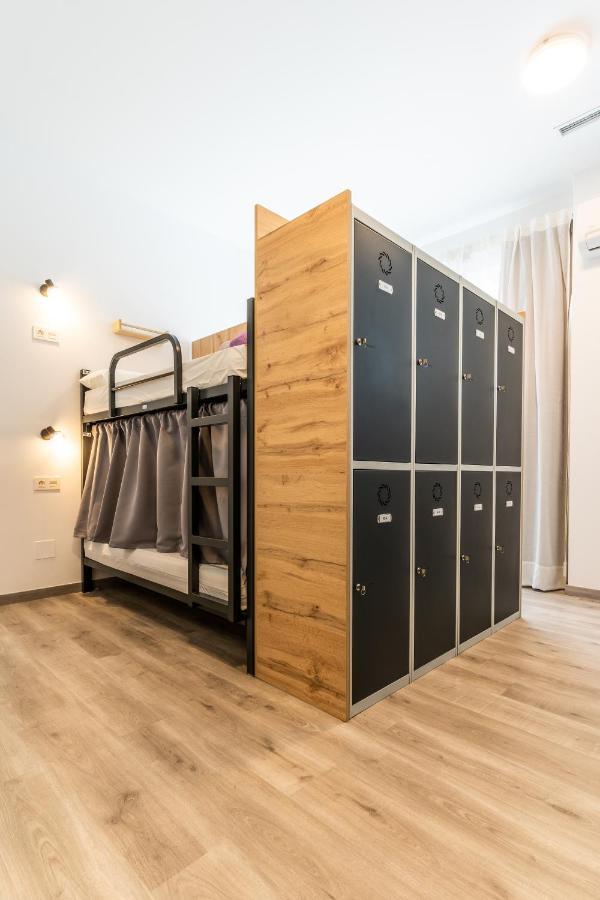 Four Rooms Hostel ลูโก ภายนอก รูปภาพ